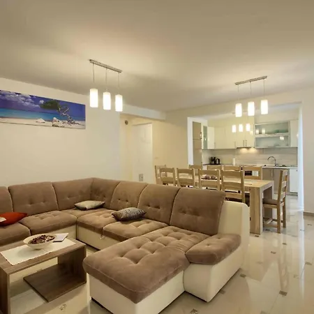 Holiday home Mit Privatpool Fuer 20 Personen Ca 400 Qm In Banjole, Istrien Istrische Riviera *