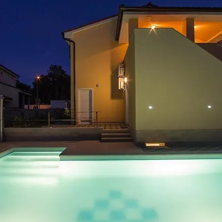 Holiday home Mit Privatpool Fuer 20 Personen Ca 400 Qm In Banjole, Istrien Istrische Riviera